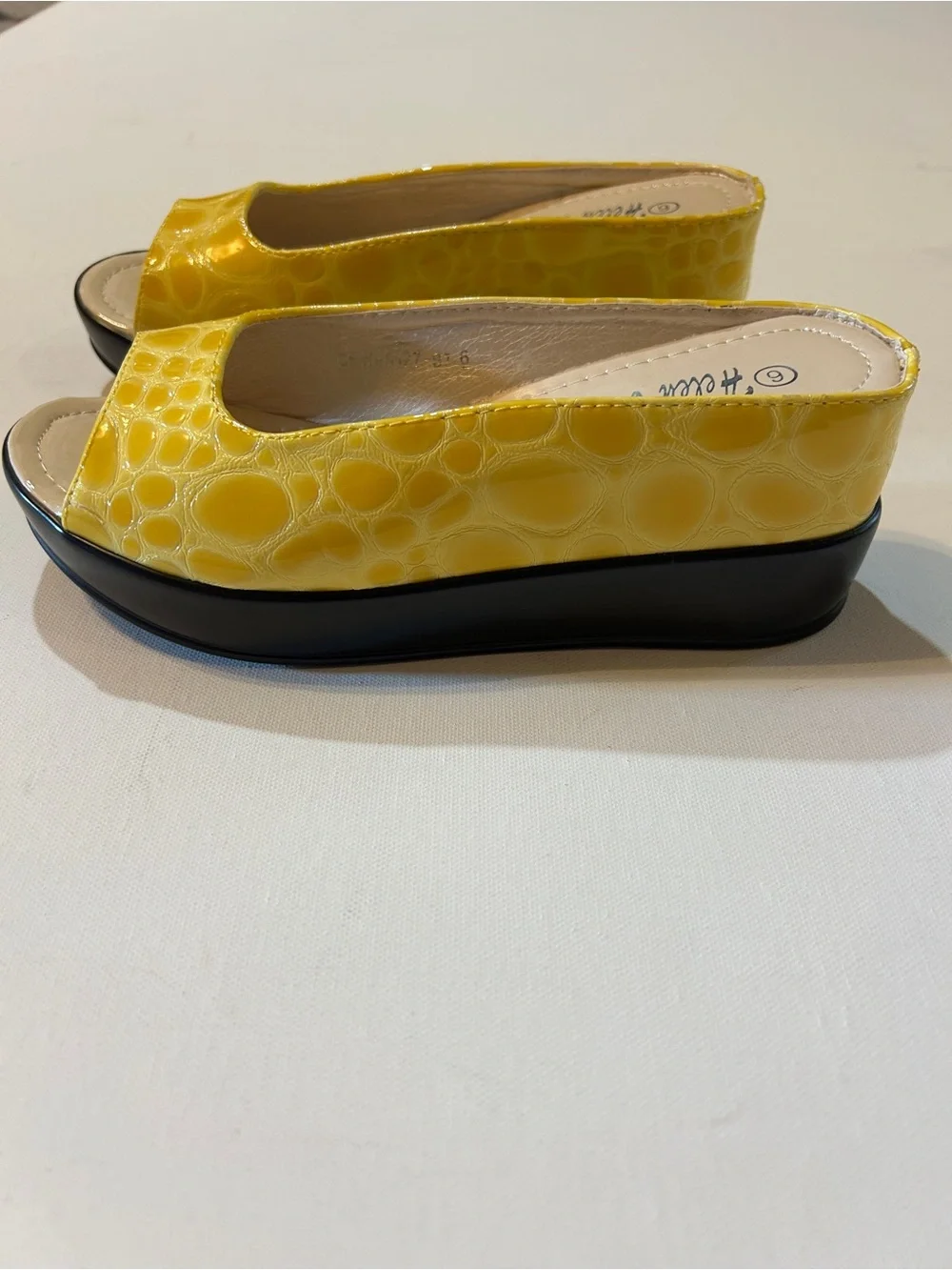 Helen’s Heart Yellow Croc Embossed Platform Slide Sandals Women’s Size 6 Summer